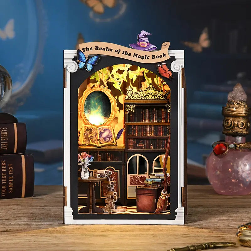 【The Realm of the Magic Book】 DIY Magic Book Nook finished product display | Black and gold retro archway with floating bookshelves | Warm yellow lighting illuminating the magic mirror and spellbook | Minipata