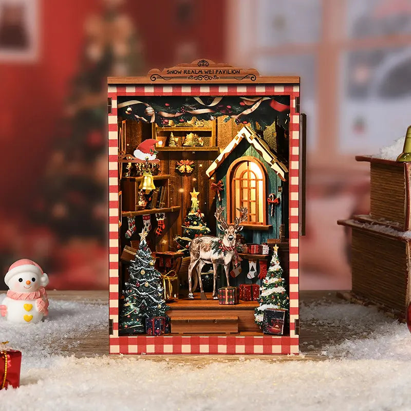 【Snow Realm Wei Pavilion】 Red and white checkered frame Christmas reindeer miniature book nook | Wooden sleigh, miniature Christmas trees, and a glowing warm orange window | Paired with snow and snowman figurines, creating a cozy Christmas holiday scene | Minipata