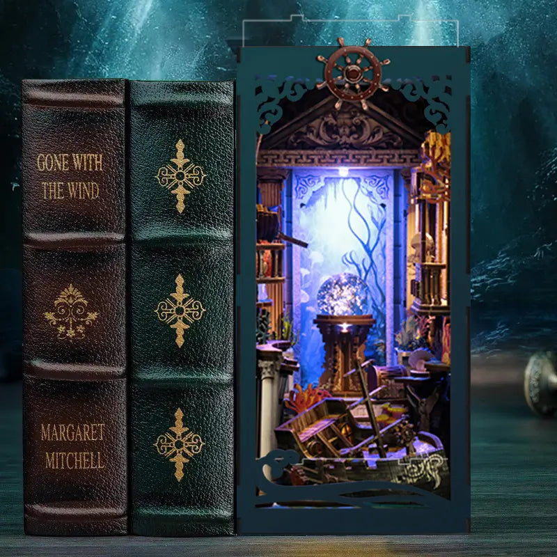 【Riddle on the Seabed】 Deep-sea shipwreck treasure hunt theme DIY wooden book nook | Dark blue hollow-out frame with a nautical ship's wheel, interior crystal ball glowing with mysterious blue light, sandwiched between dark red and dark green classic books | Minipata
