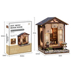 【Moss-Lantern Harmony Garden】 DIY miniature house fully assembled, showing herringbone roof, dark brown wood grain eaves, openable shoji door, and bamboo blind with family crest on lintel