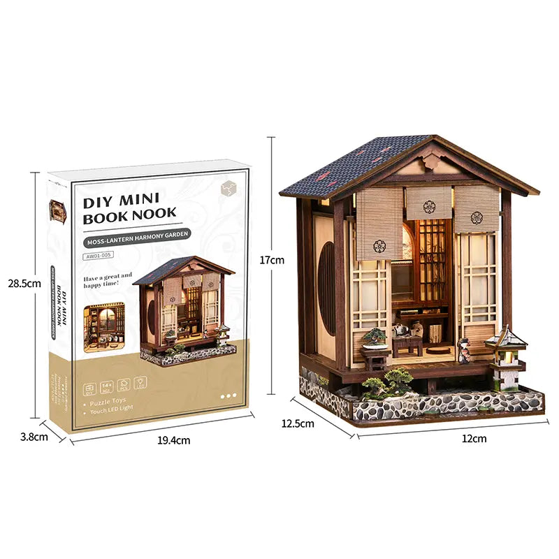 【Moss-Lantern Harmony Garden】 DIY miniature house fully assembled, showing herringbone roof, dark brown wood grain eaves, openable shoji door, and bamboo blind with family crest on lintel